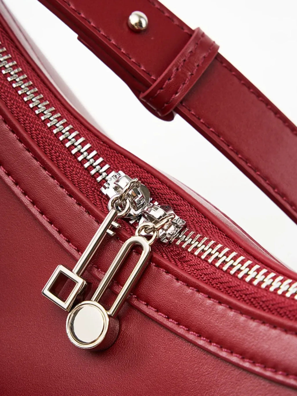 Bolsa Feminina de Ombro Meia Lua em Couro com Alça Ajustável - Silvia