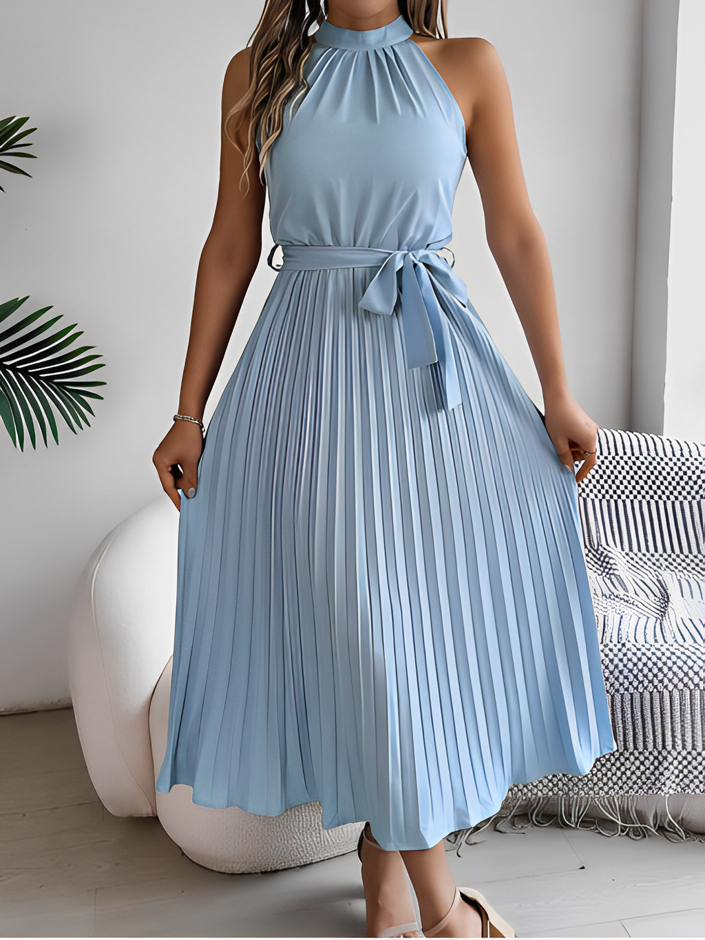 Vestido Midi Plissado com Decote Halter e Faixa Ajustável na Cintura – Dora