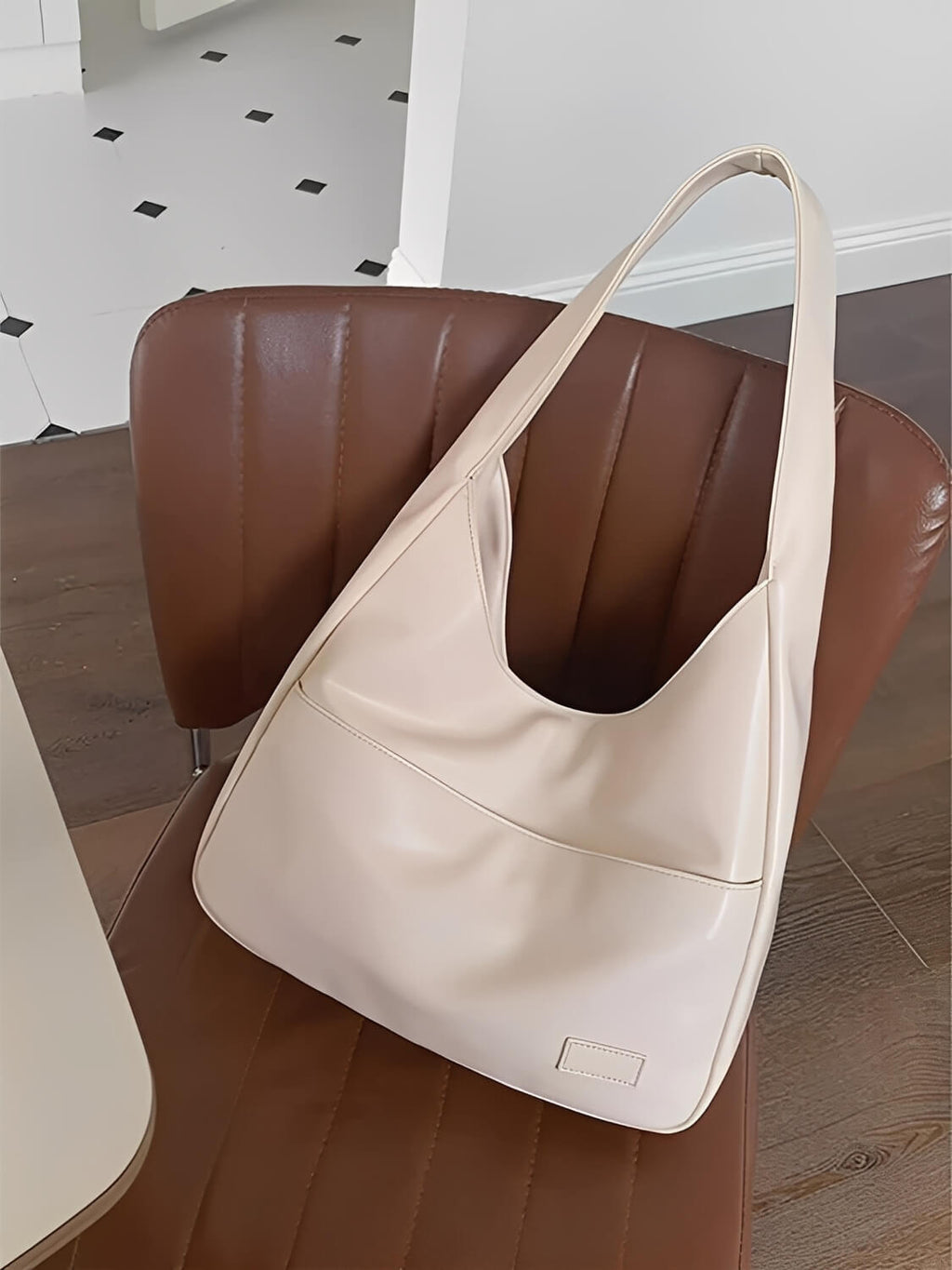Bolsa de Ombro Vintage em Couro PU com Design Triangular Alongado -  Edwina