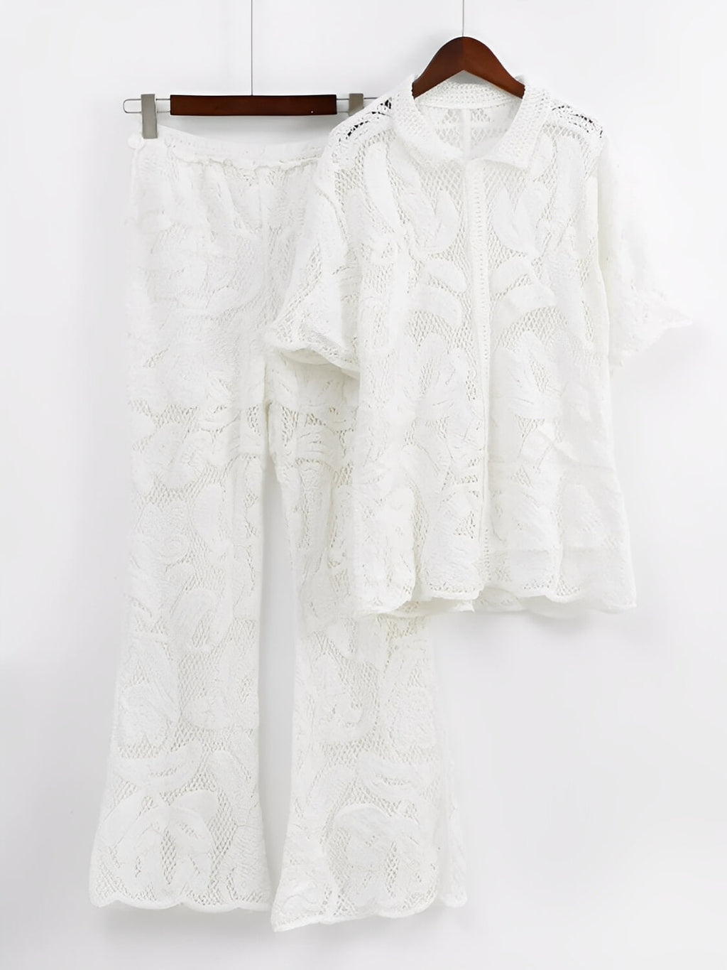 Conjunto em Crochê Floral Vazado com Camisa e Calça Flare – Yani