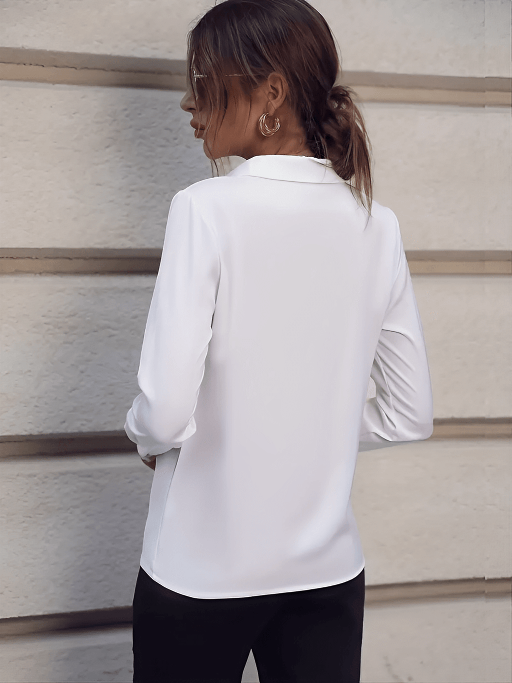 Camisa em Chiffon com Gola Lapela e Broche Perolado - Gladys