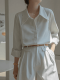 Camisa Vintage com Listras Finas Gola Ampla e Punhos Ajustados - Lucia