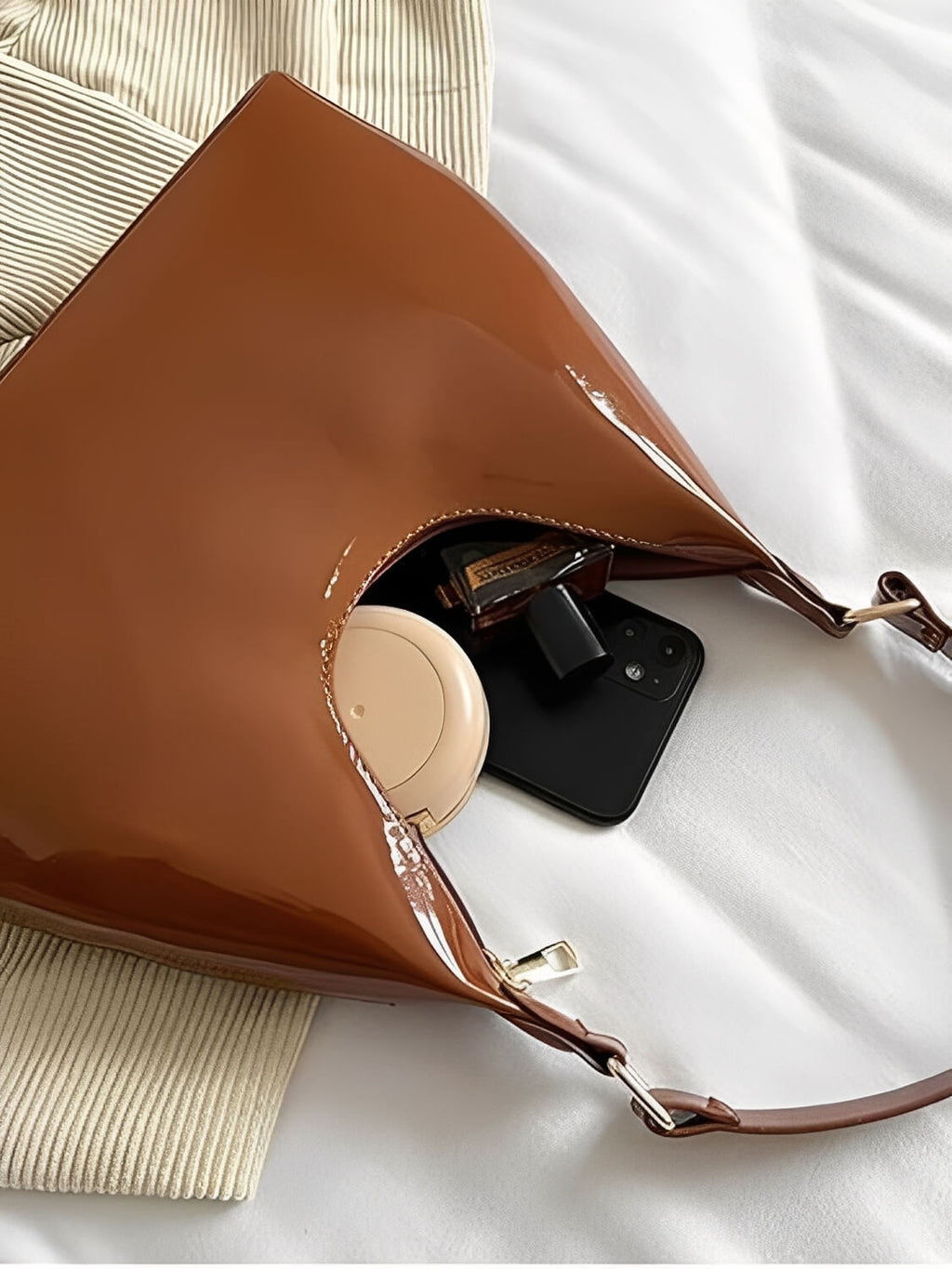 Bolsa de Ombro Meia-Lua com Acabamento em Verniz - Charlize