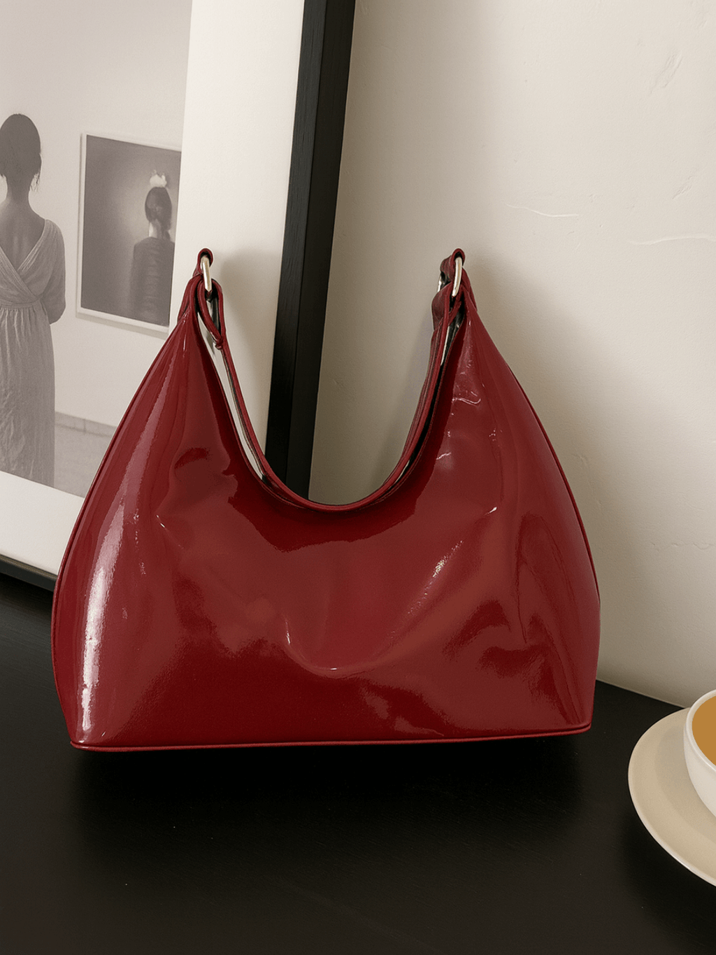 Bolsa de Ombro Meia-Lua com Acabamento em Verniz - Charlize