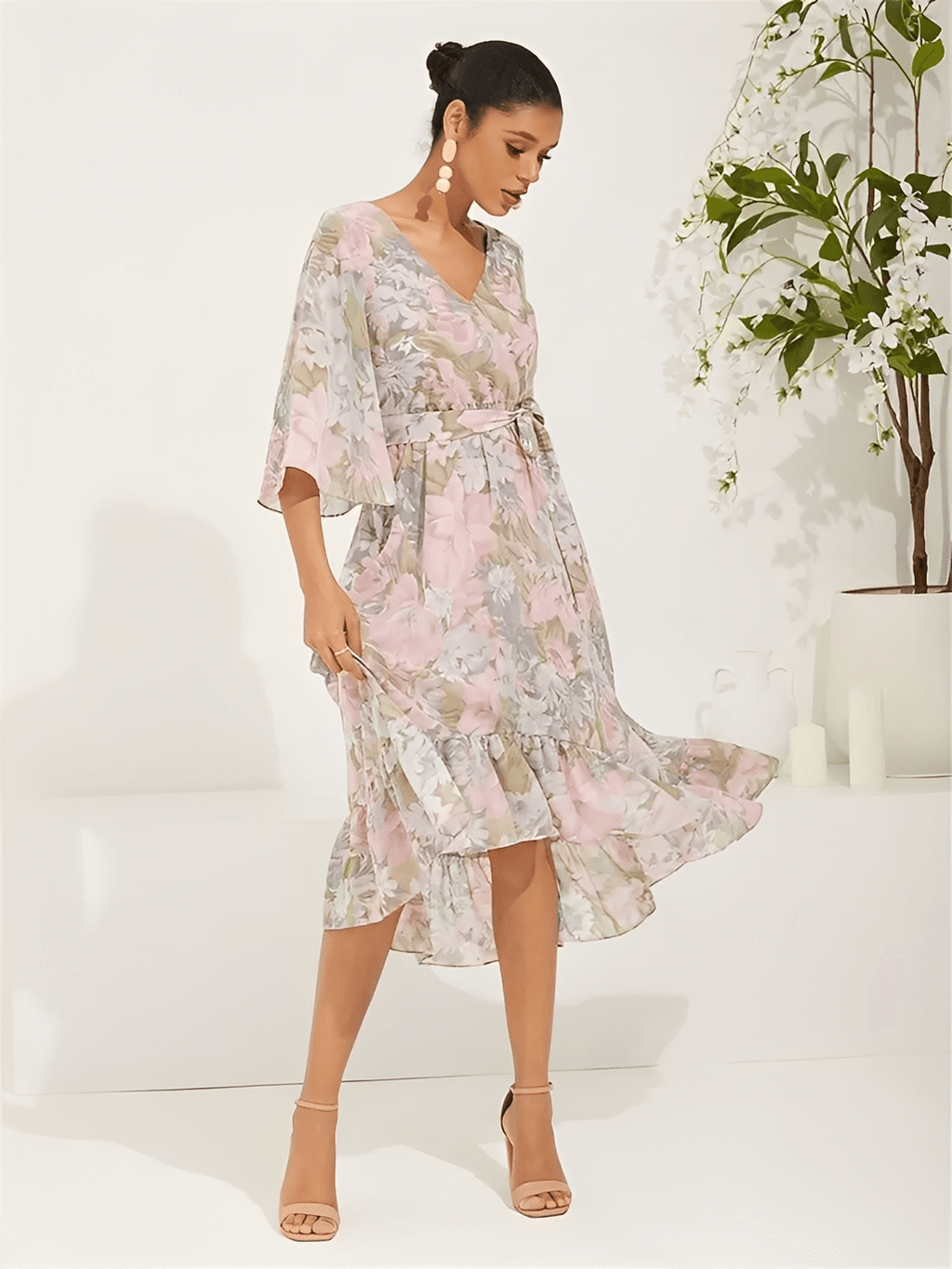 Vestido Midi Floral em Chiffon Evasê Assimétrico de Mangas Sino – Alexia
