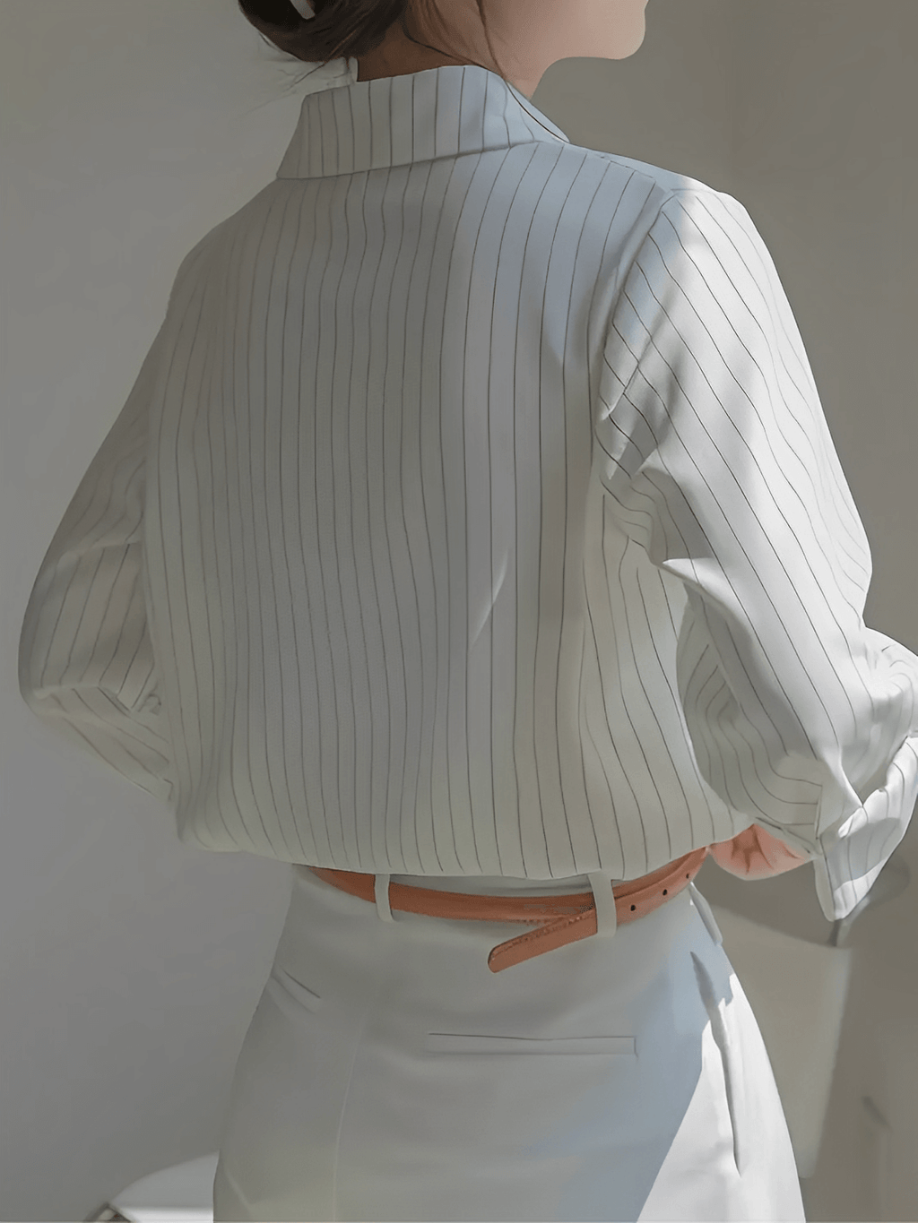 Camisa Vintage com Listras Finas Gola Ampla e Punhos Ajustados - Lucia