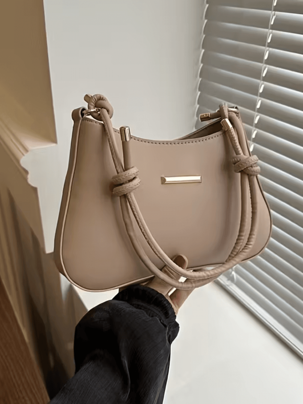 Bolsa Baguete Tiracolo em Couro PU e Alça Ajustável com Nó - Kaylee