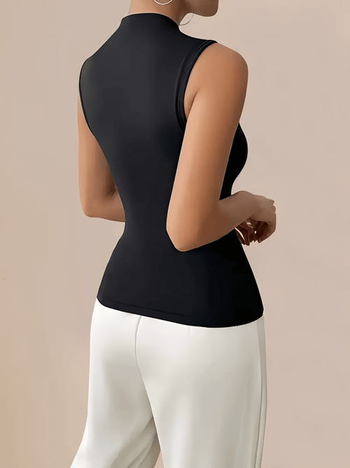 Blusa com Decote Assimétrico e Ornamento Metálico Dourado na Alça – Pietra