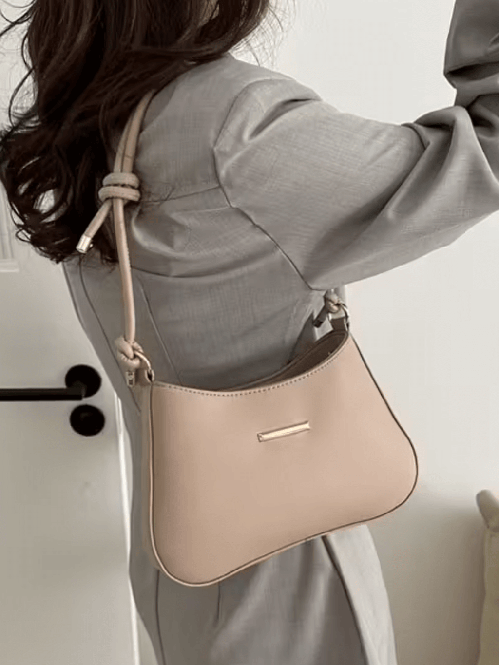 Bolsa Baguete Tiracolo em Couro PU e Alça Ajustável com Nó - Kaylee