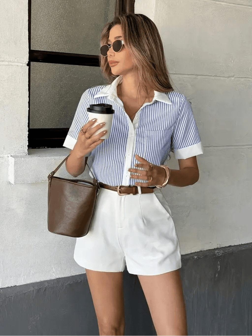 Camisa com Listras Verticais e Detalhes Contrastantes em Branco – Carole