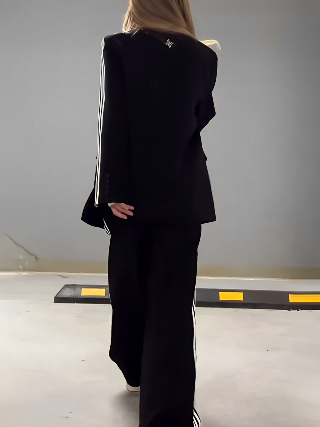 Conjunto Feminino de Alfaiataria Esportiva com Blazer Oversized e Calça com Listras Laterais - Regina [FRETE FULL]