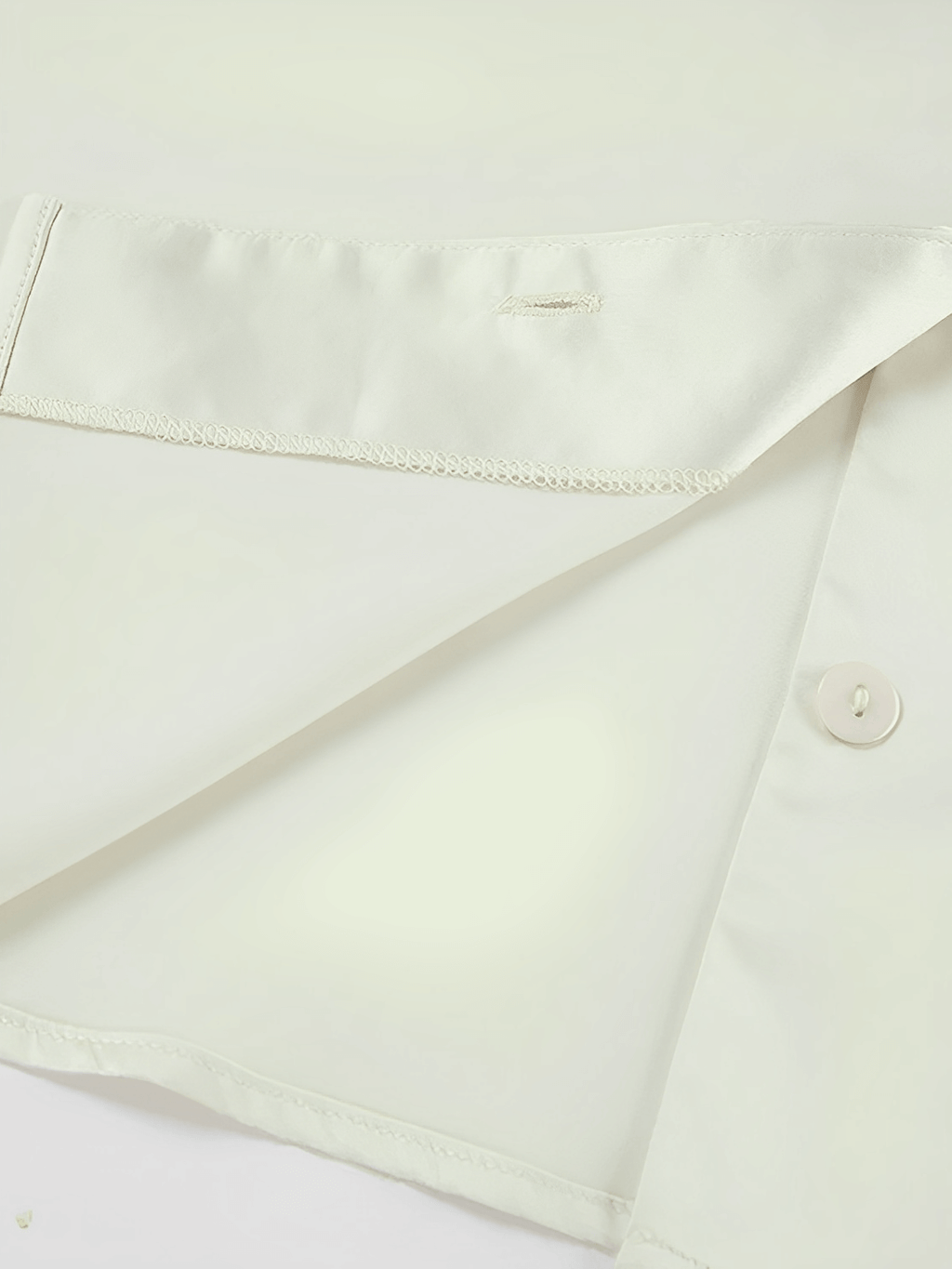 Camisa Feminina Acetinada com Gola Laço e Manga Longa Flare – Betania