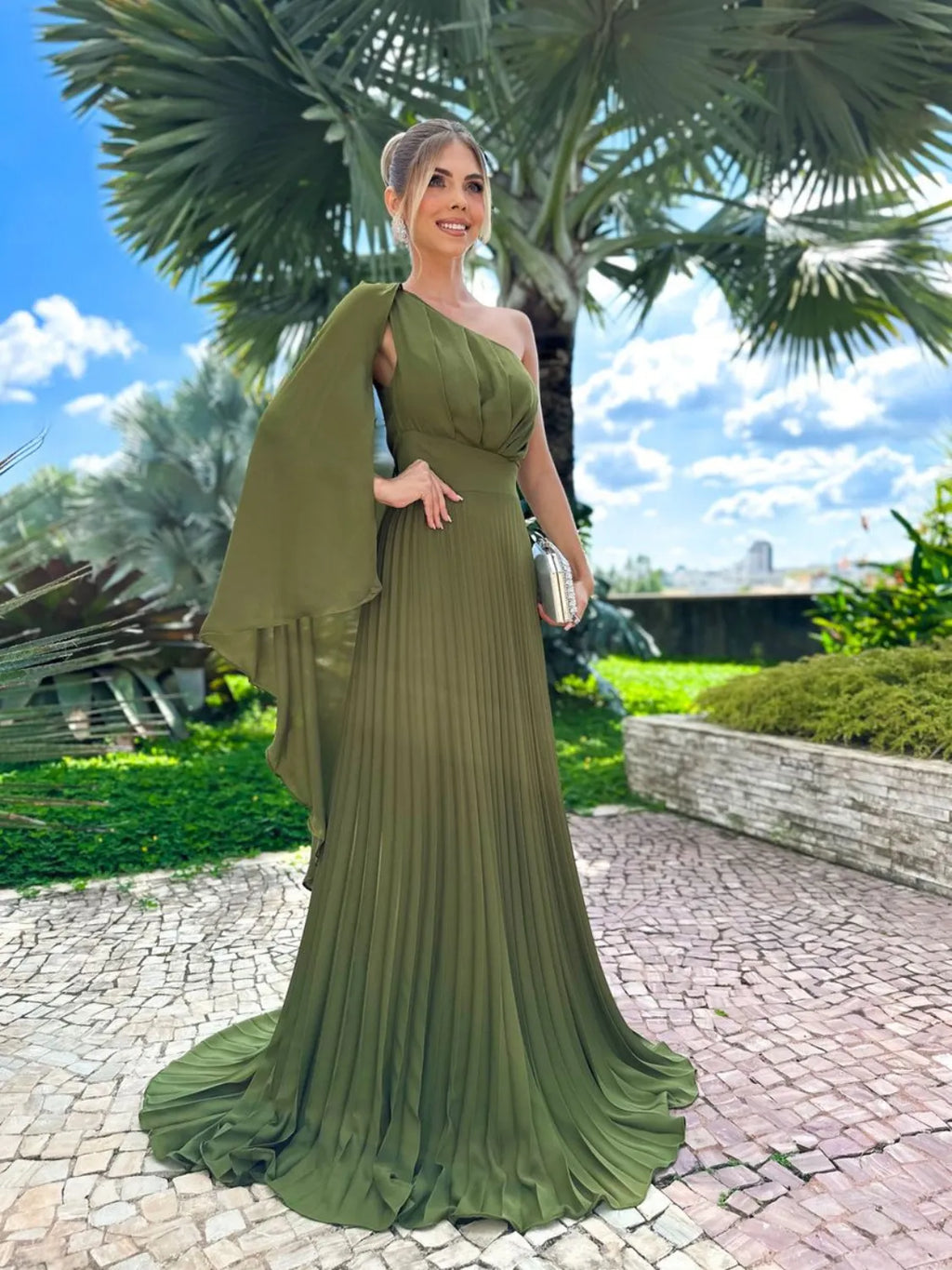 Vestido Longo de Festa com Capa no Ombro e Saia Plissada - Gabriella