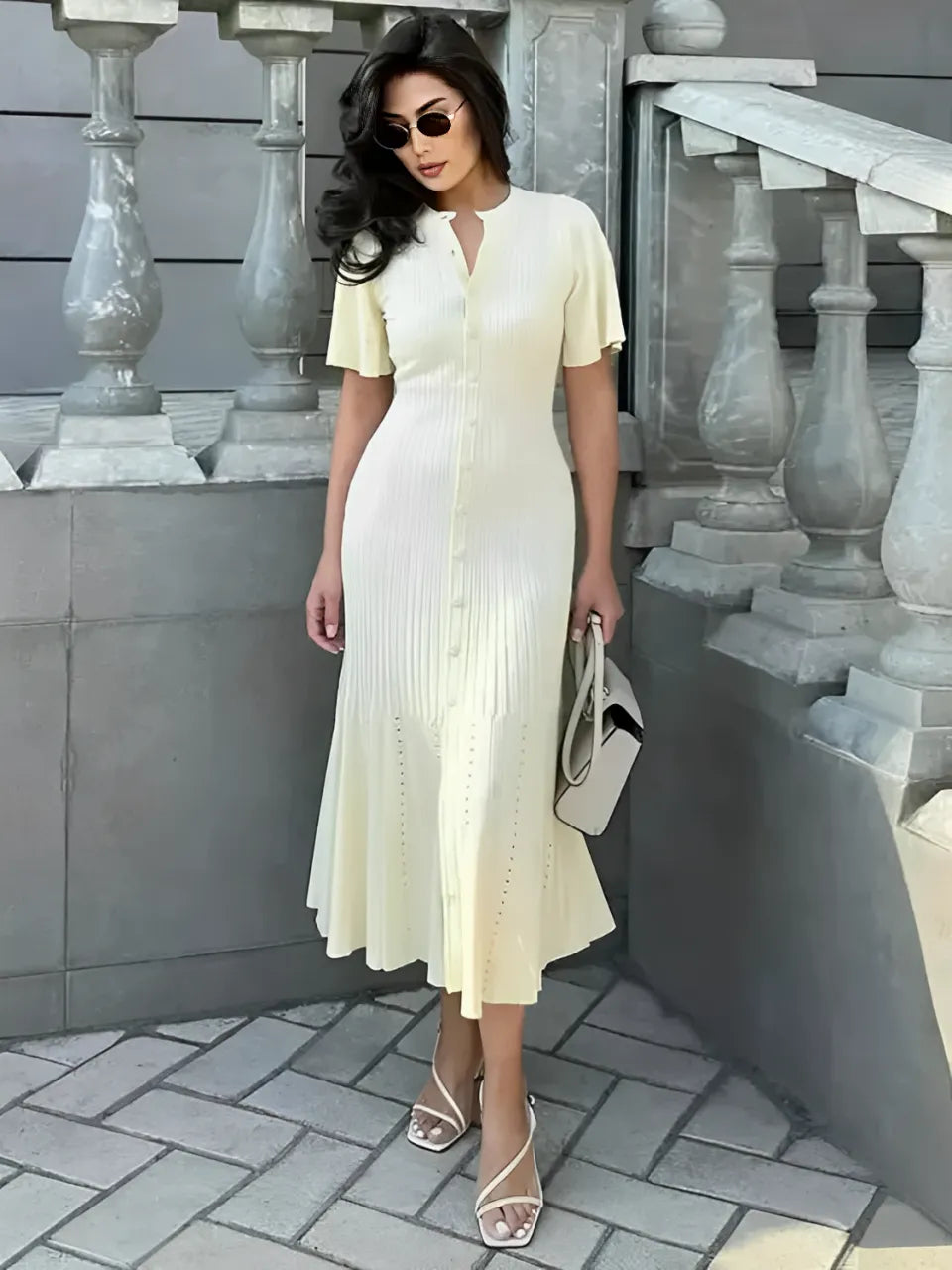 Vestido Midi de Tricô com Manga Curta e Abertura Frontal – Charlotte