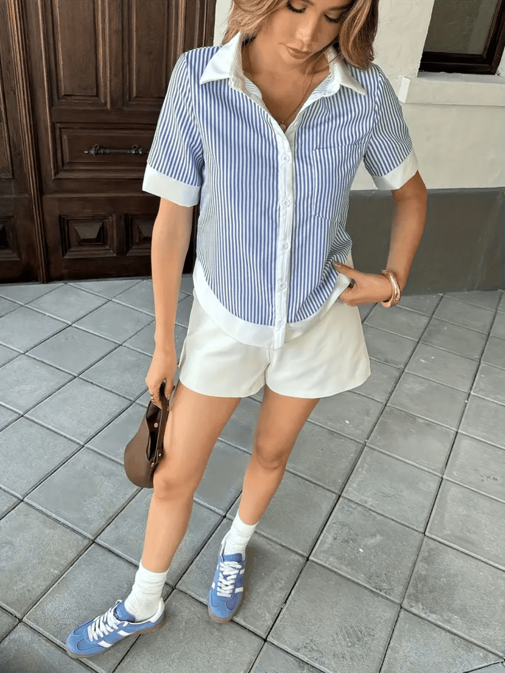 Camisa com Listras Verticais e Detalhes Contrastantes em Branco – Carole