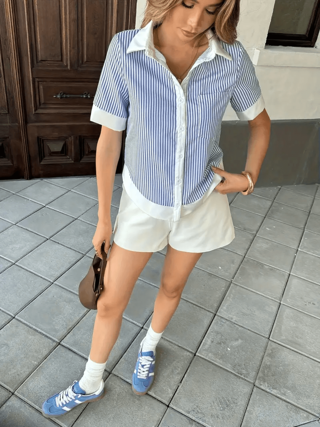 Camisa com Listras Verticais e Detalhes Contrastantes em Branco – Carole