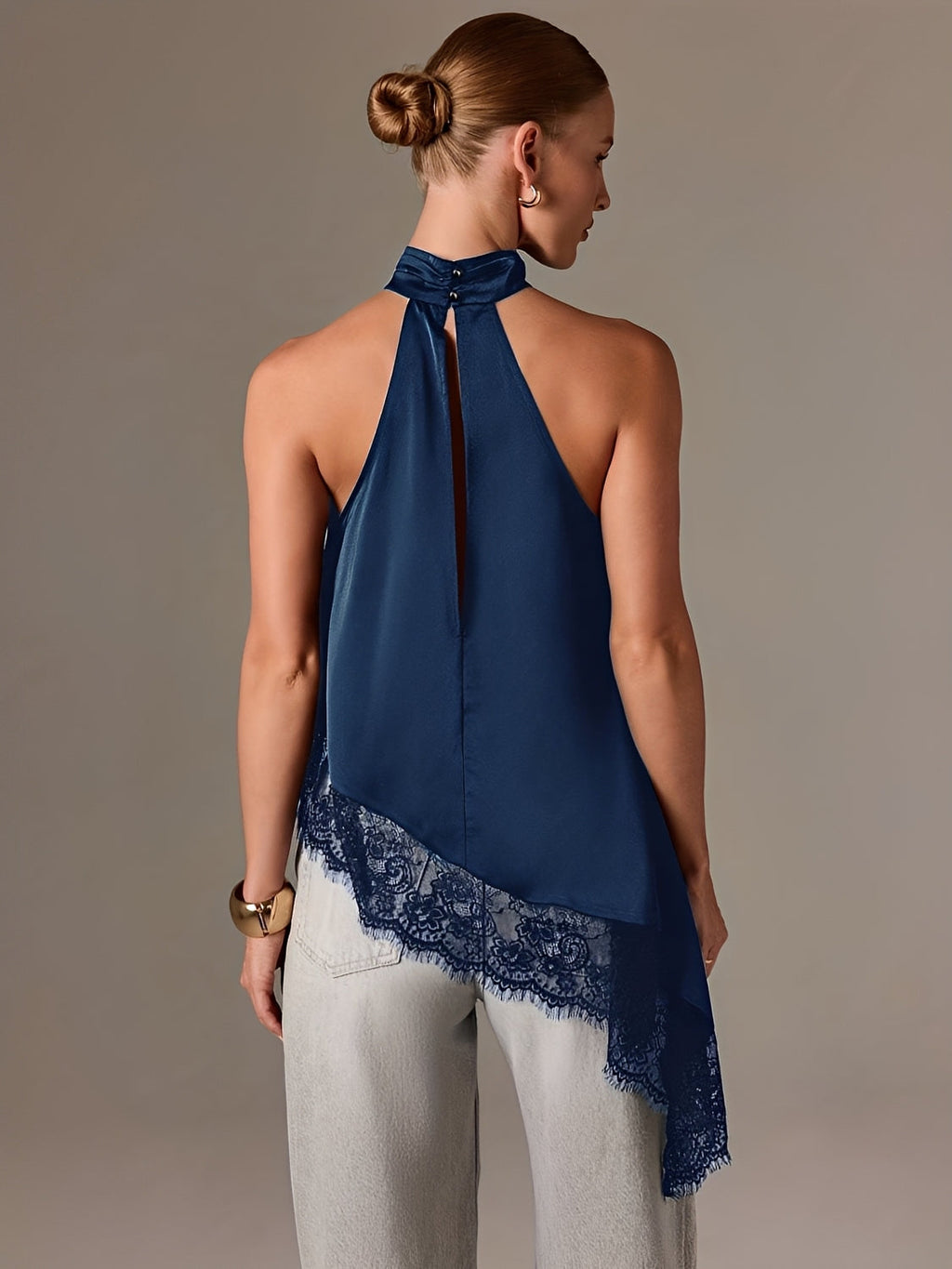 Blusa Halter Acetinada com Barra Assimétrica em Renda Delicada – Ximena