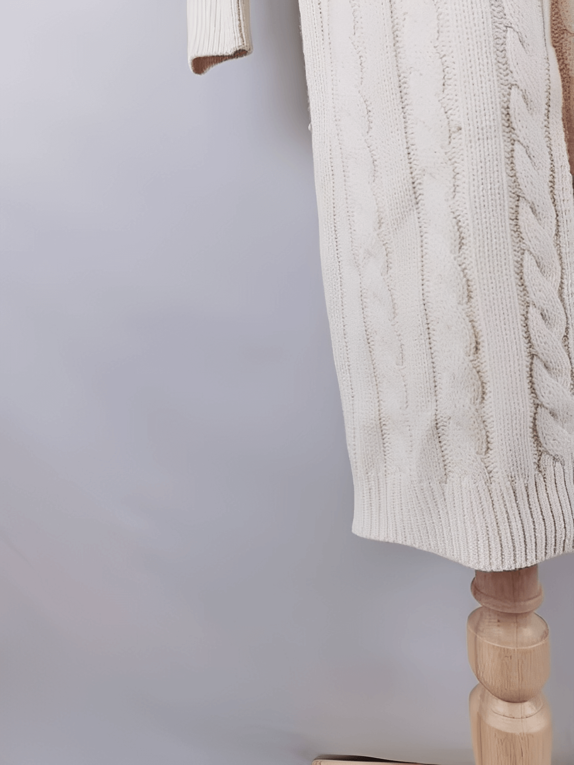 Vestido Midi em Tricô Texturizado com Decote 2 em 1 e Manga Longa – Genebra