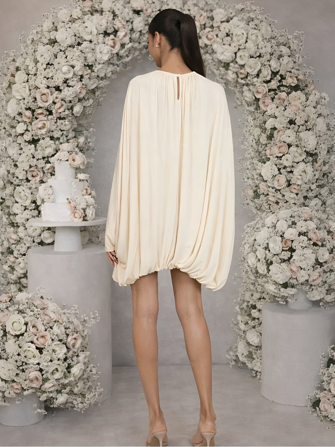 Vestido Curto Plissado Modelagem Balonê Manga Longa e Design Capa – Francis [FRETE FULL]
