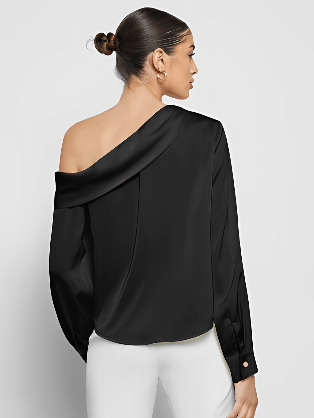 Blusa Acetinada Decote Assimétrico e Punhos com Botão – Diná