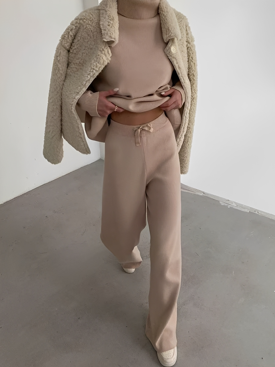 Conjunto em Tricô com Suéter Oversized de Gola Alta e Calça Pantalona -  Leona