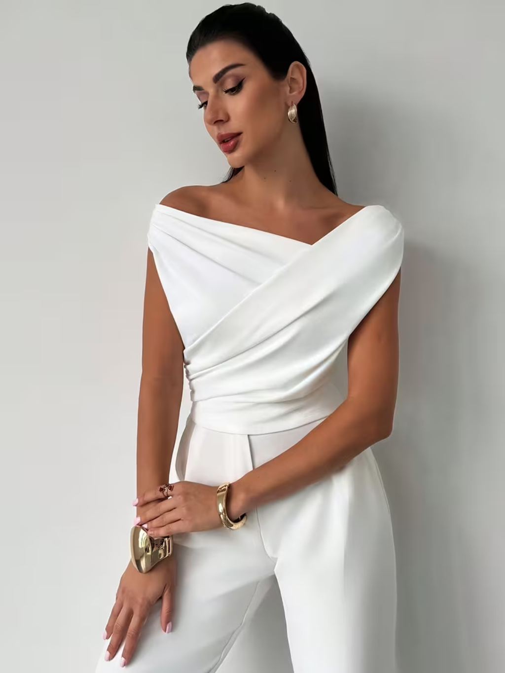 Blusa com Decote Ombo a Ombro Assimétrico e Drapeado Elegante - Emy