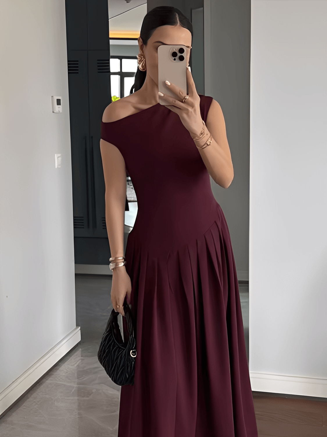 Vestido Maxi com Ombro Assimétrico e Saia Plissada Sofisticada – Luana