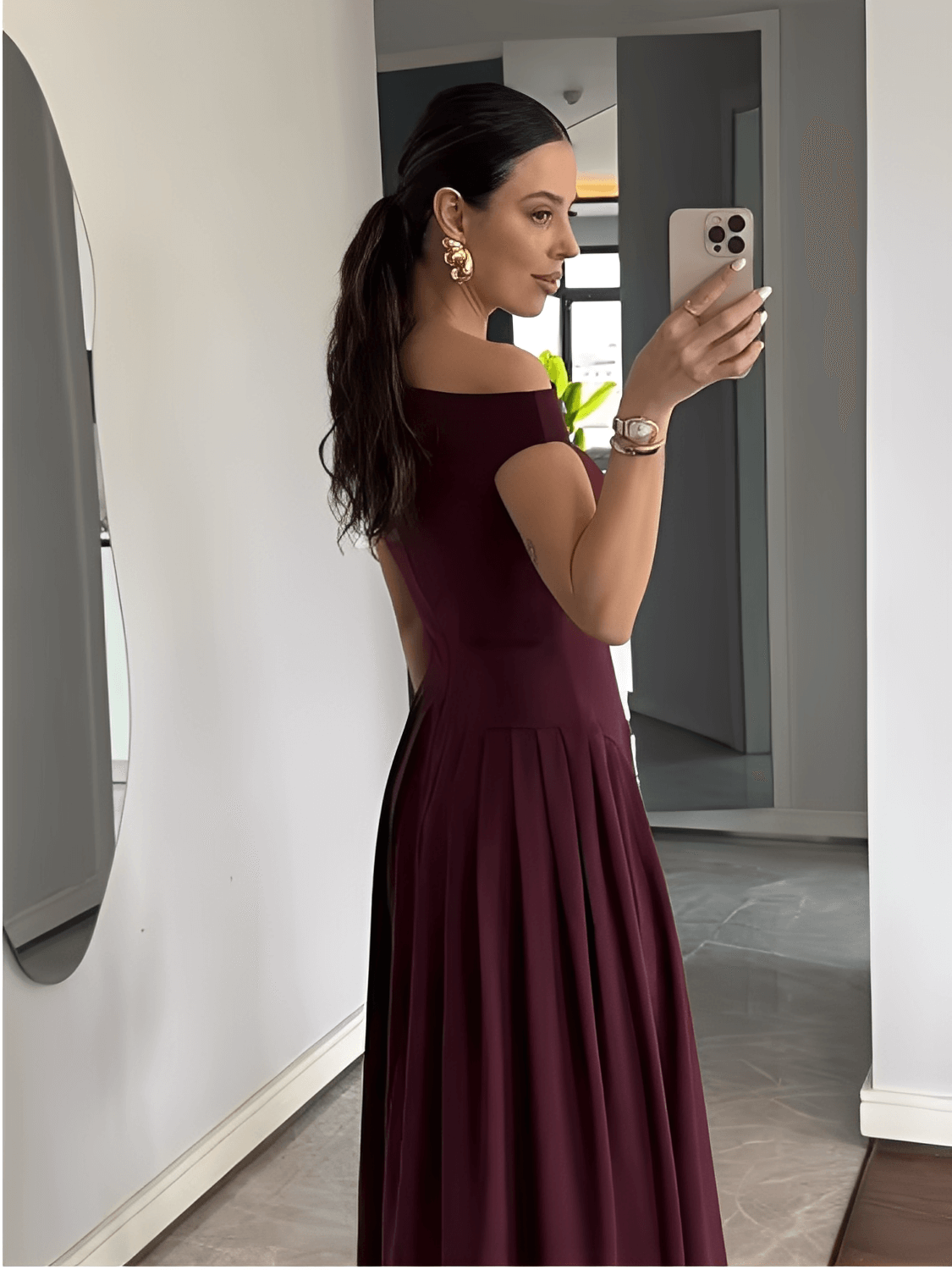Vestido Maxi com Ombro Assimétrico e Saia Plissada Sofisticada – Luana