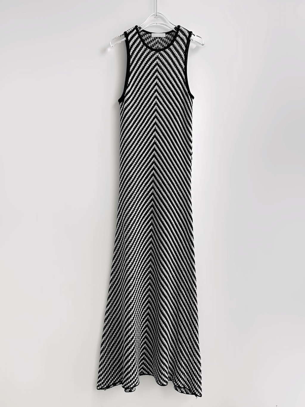 Vestido Midi em Tricô Leve com Listras Zigue-Zague Preto e Branco – Doralice