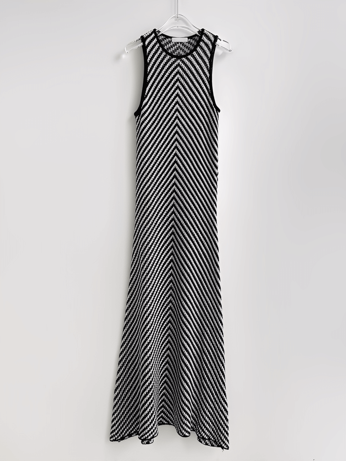 Vestido Midi em Tricô Leve com Listras Zigue-Zague Preto e Branco – Doralice [FRETE FULL]