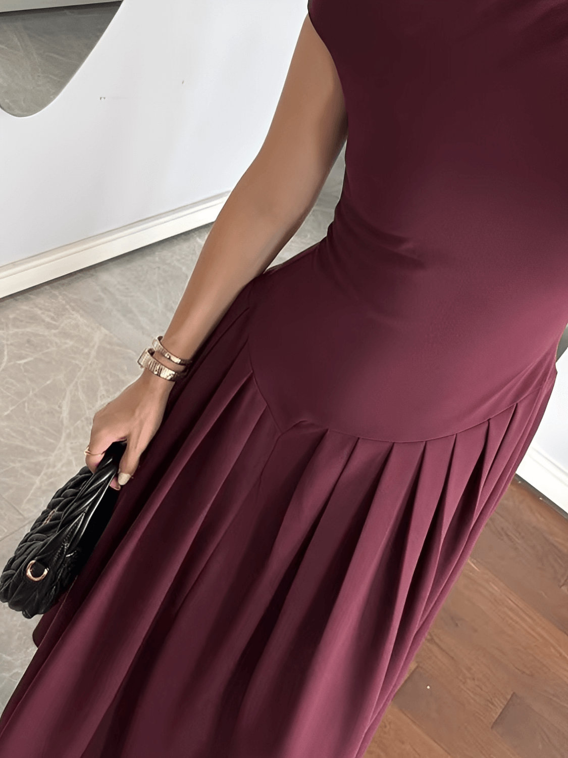 Vestido Maxi com Ombro Assimétrico e Saia Plissada Sofisticada – Luana