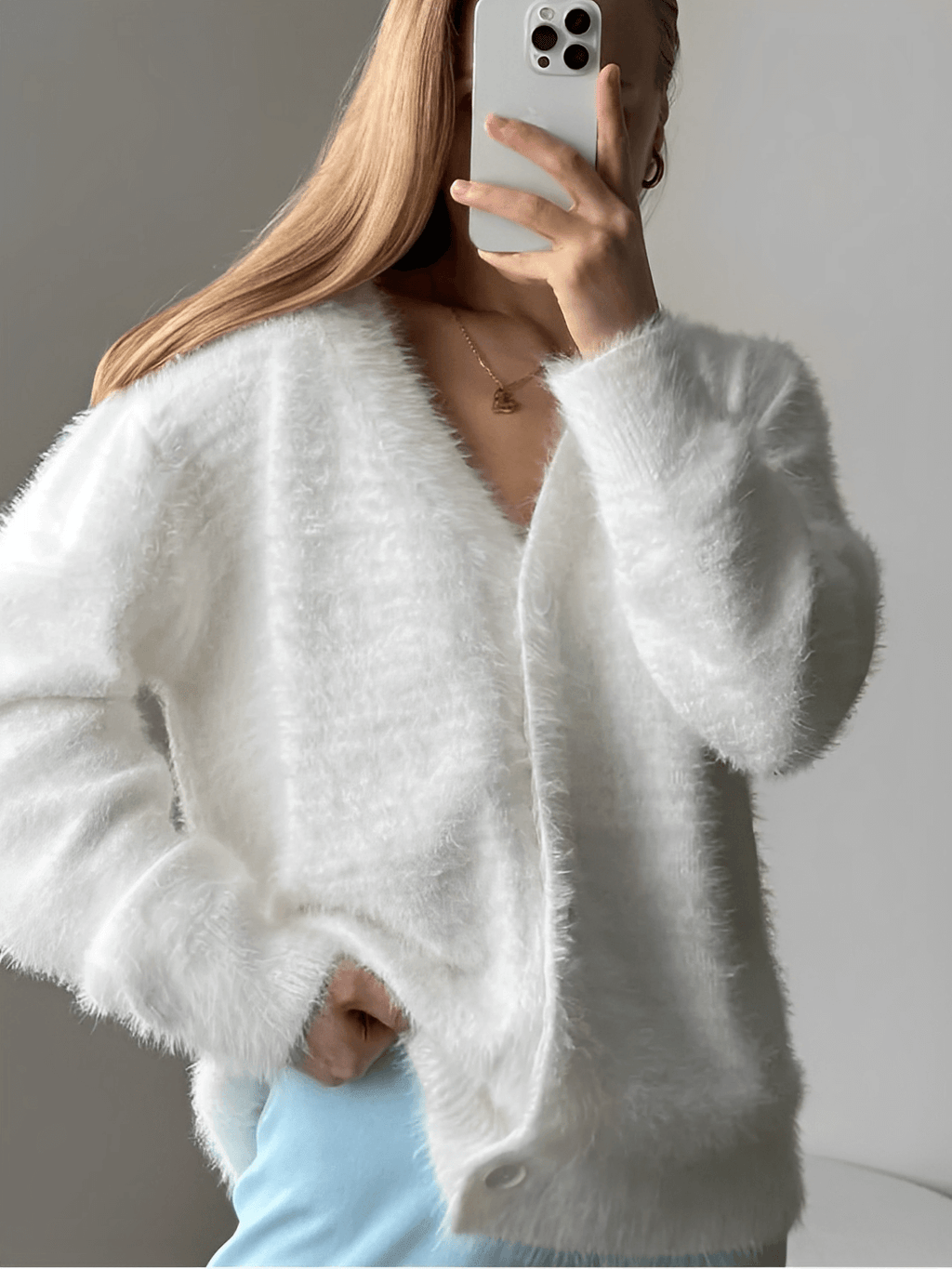 Cardigan em Tricô Peluciado com Decote V e Botões - Isabel