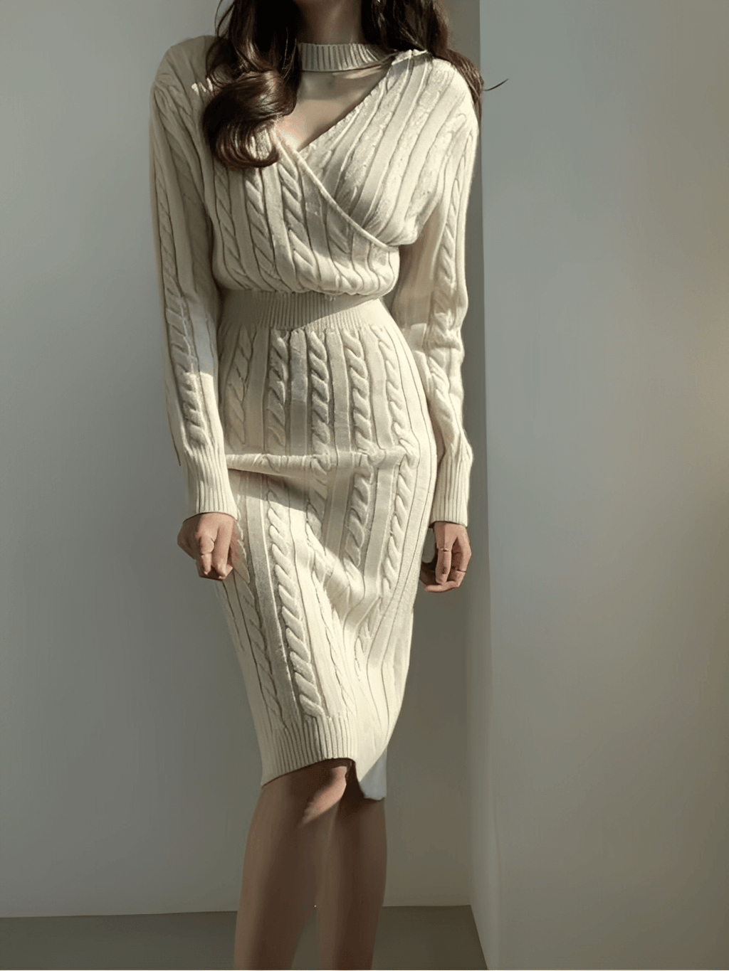 Vestido Midi em Tricô Texturizado com Decote 2 em 1 e Manga Longa – Genebra