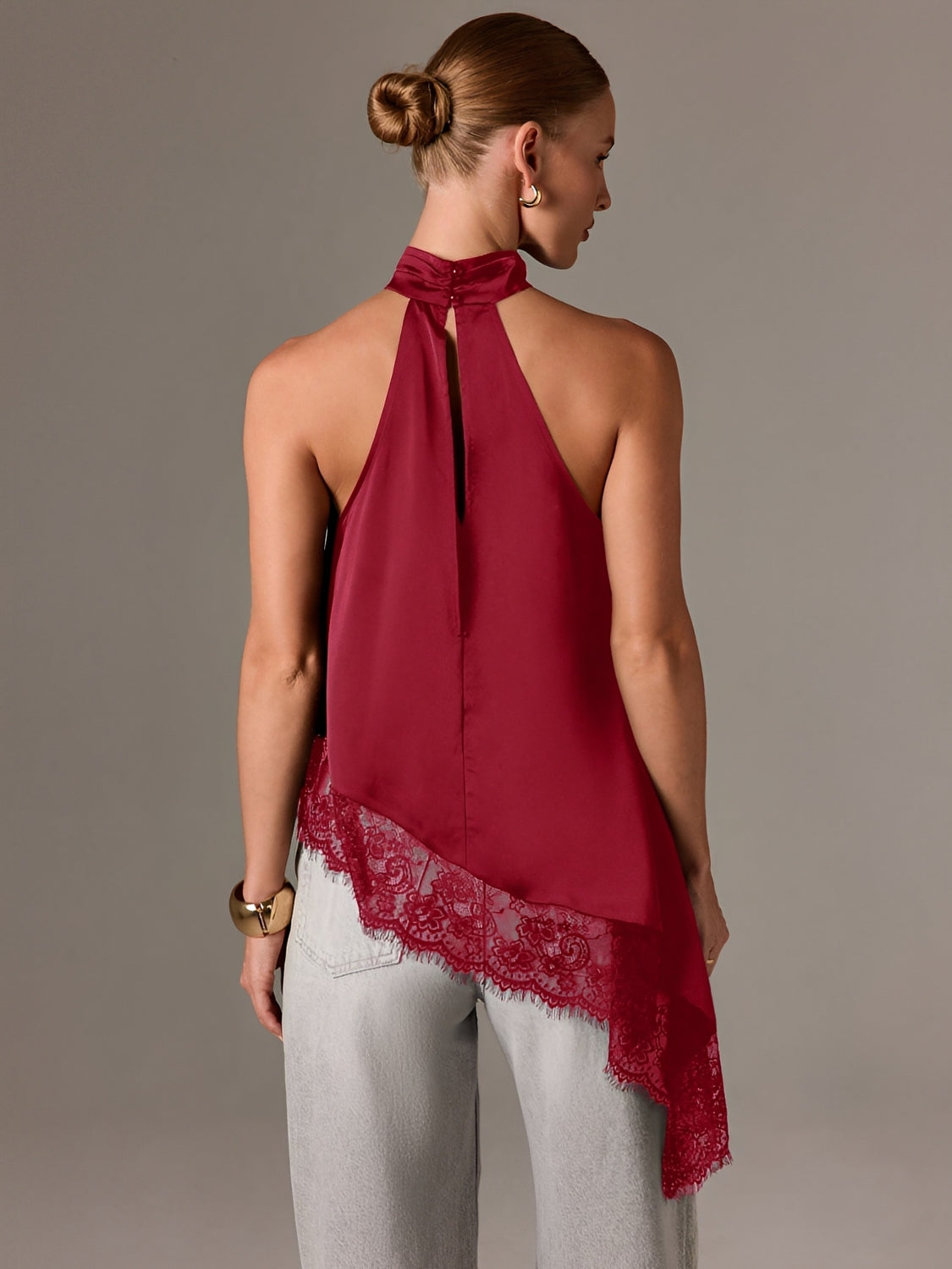 Blusa Halter Acetinada com Barra Assimétrica em Renda Delicada – Ximena