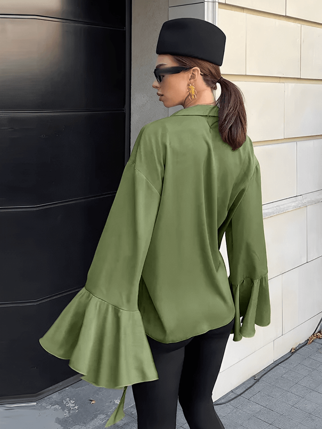 Camisa Feminina Acetinada com Gola Laço e Manga Longa Flare – Betania