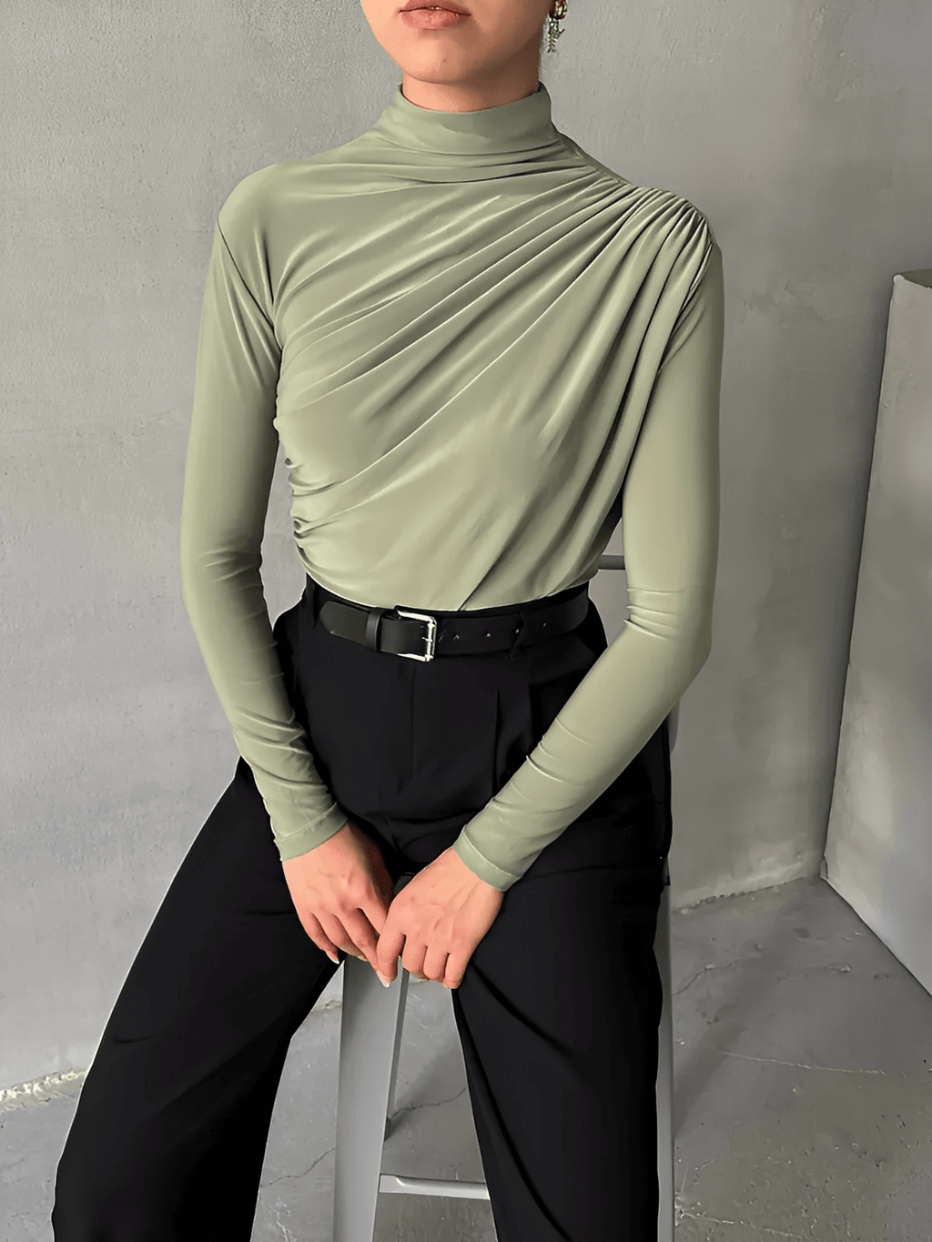 Blusa de Manga Longa com Gola Alta e Design Franzido Frontal – Layla
