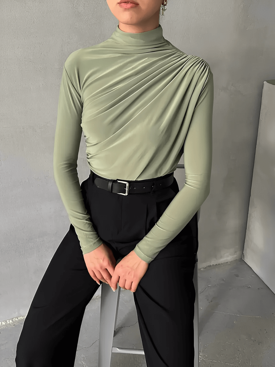 Blusa de Manga Longa com Gola Alta e Design Franzido Frontal – Layla