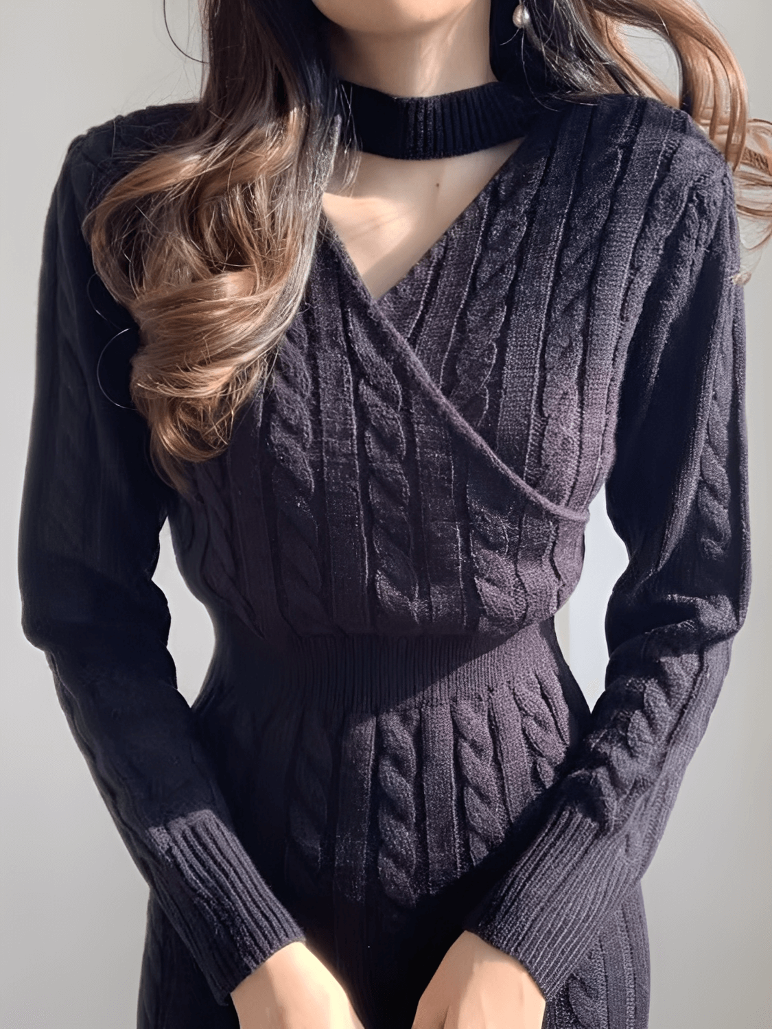 Vestido Midi em Tricô Texturizado com Decote 2 em 1 e Manga Longa – Genebra