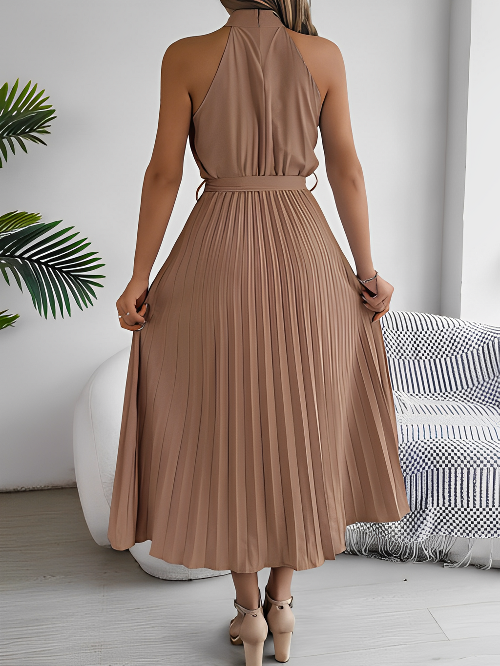 Vestido Midi Plissado com Decote Halter e Faixa Ajustável na Cintura – Dora [FRETE FULL]