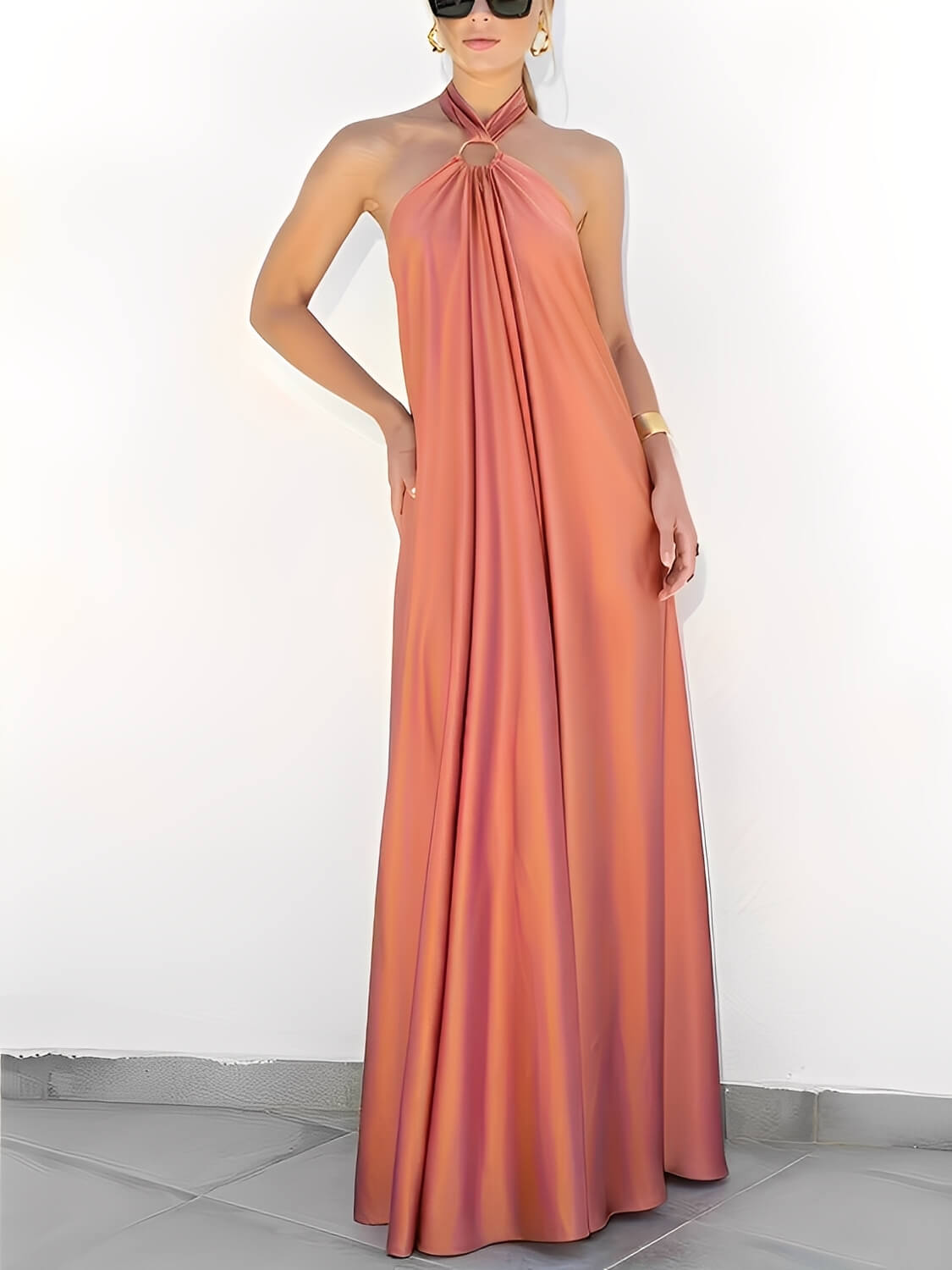 Vestido Longo Acetinado com Gola Halter e Costas Vazadas - Hailey