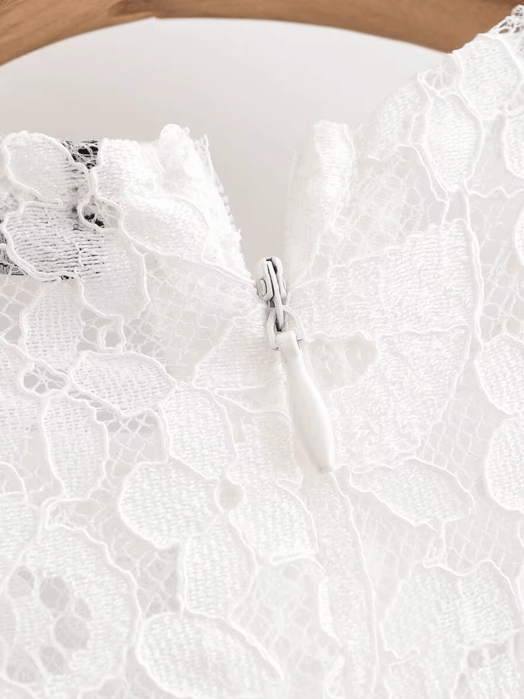 Vestido Midi em Renda Texturizada com Flores Acinturado – Carlota [FRETE FULL]