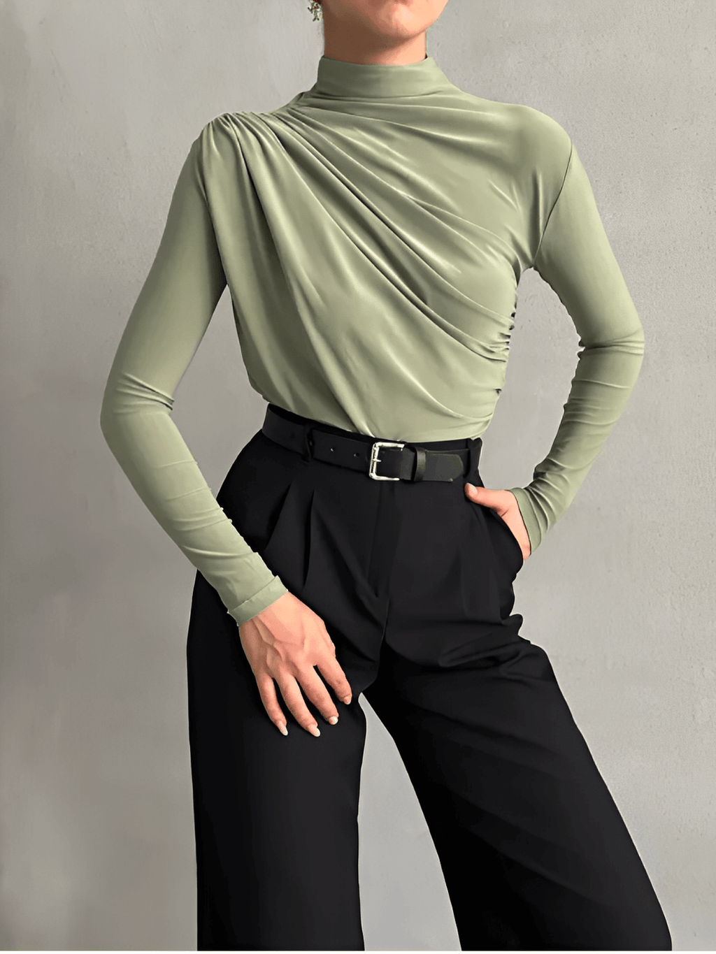 Blusa de Manga Longa com Gola Alta e Design Franzido Frontal – Layla