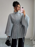 Casaco Poncho Evasê Estruturado com Cinto Faixa e Gola Alta Elegante – Ginevra