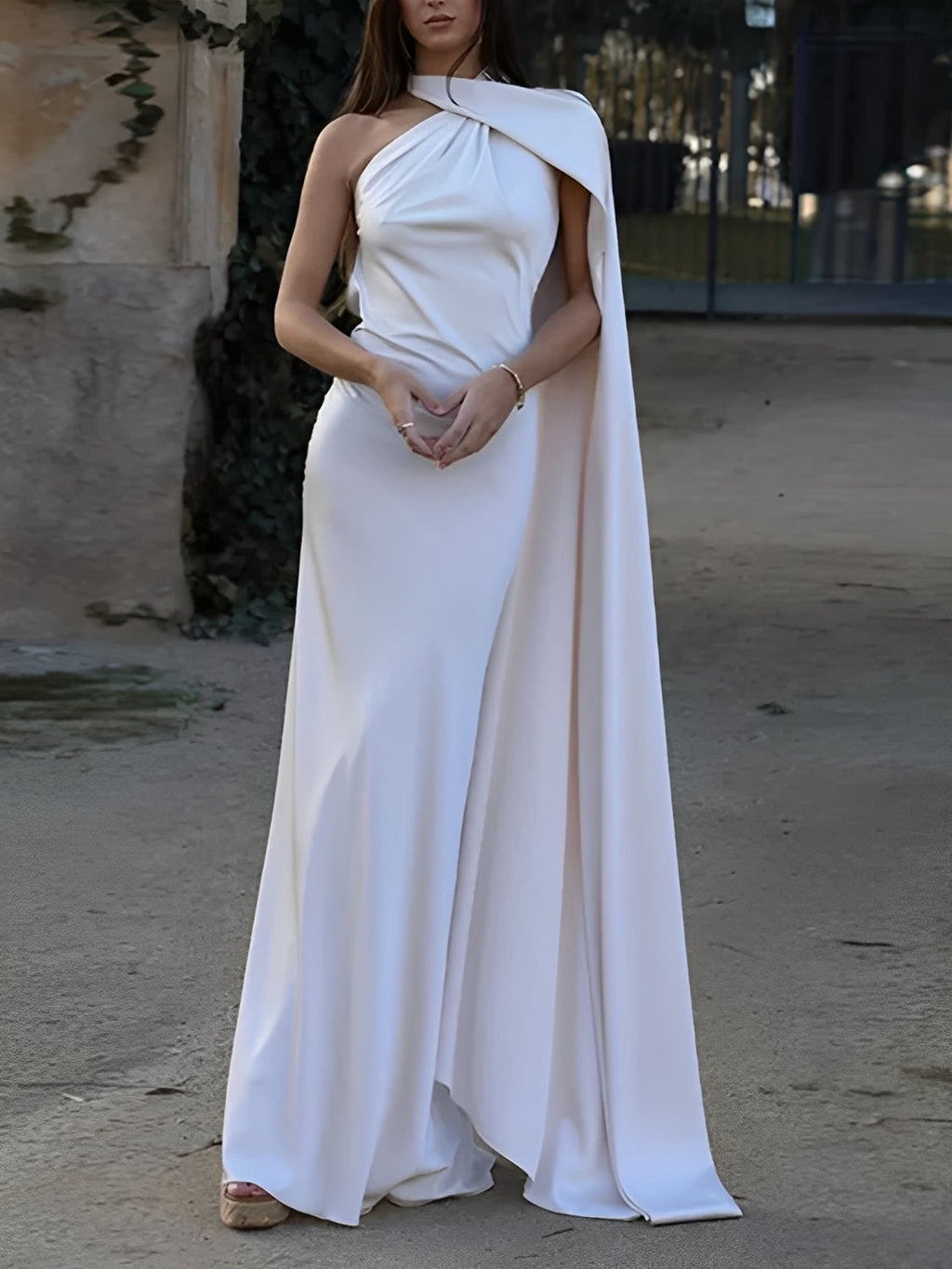 Vestido Longo Acetinado Halter com Capa Lateral e Costas Nuas - Serena