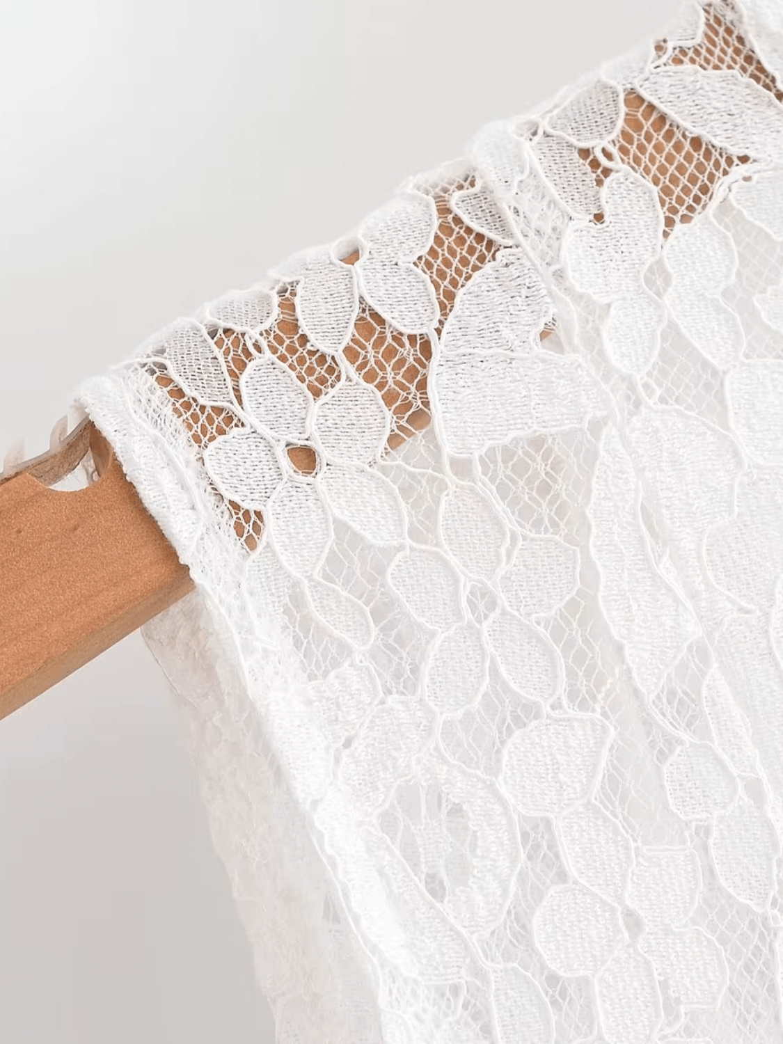 Vestido Midi em Renda Texturizada com Flores Acinturado – Carlota [FRETE FULL]