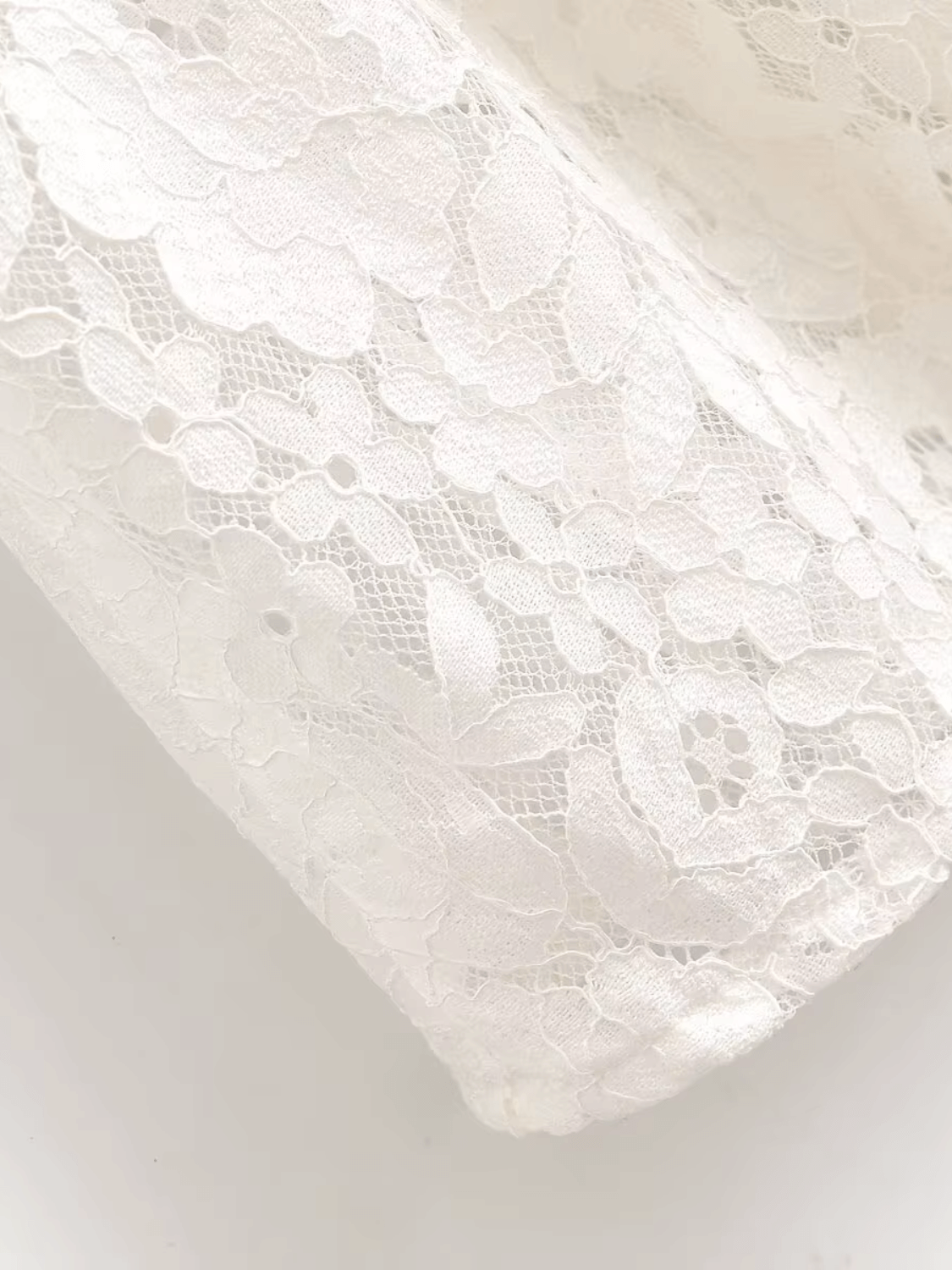 Vestido Midi em Renda Texturizada com Flores Acinturado – Carlota [FRETE FULL]