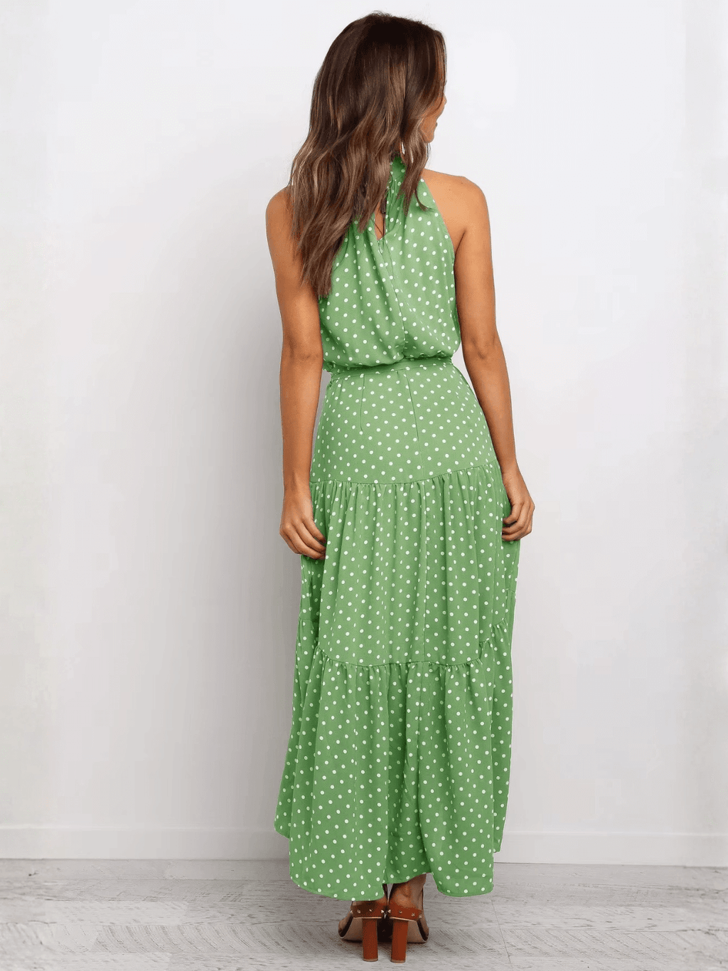 Vestido Midi em Poá Acinturado Decote Halter e Saia em Camadas – Andressa