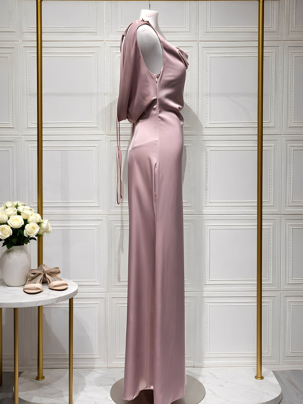 Vestido de Festa Longo Acetinado com Decote Drapeado e Costas Nuas  – Selin