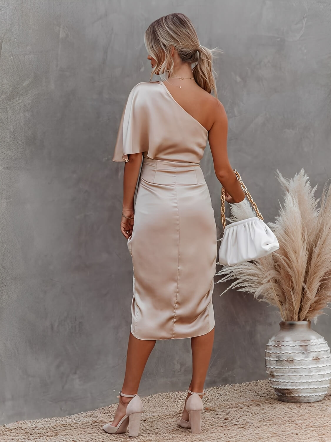 Vestido Midi Acetinado Drapeado Assimétrico Ombro Manga Única  – Núbia