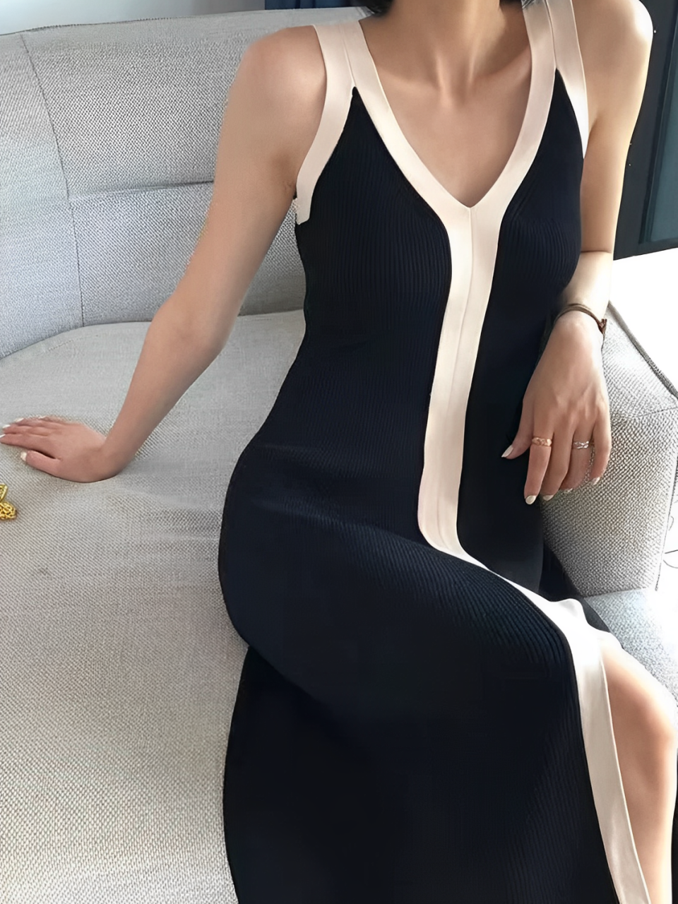 Vestido Midi Regata com Decote em V e Fenda Frontal – Aricia